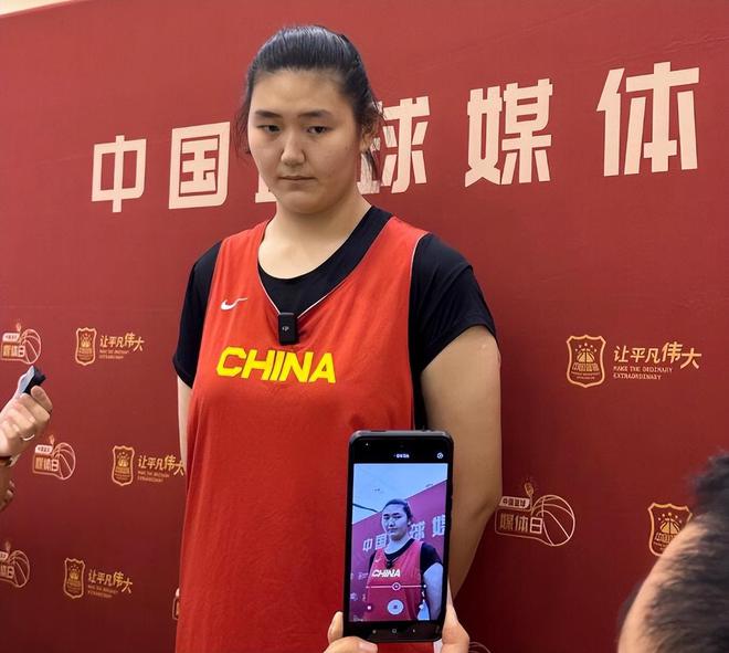 17歲女籃版姚明首度采訪曝光！揭秘身高2米23：目標在亞青賽扣籃